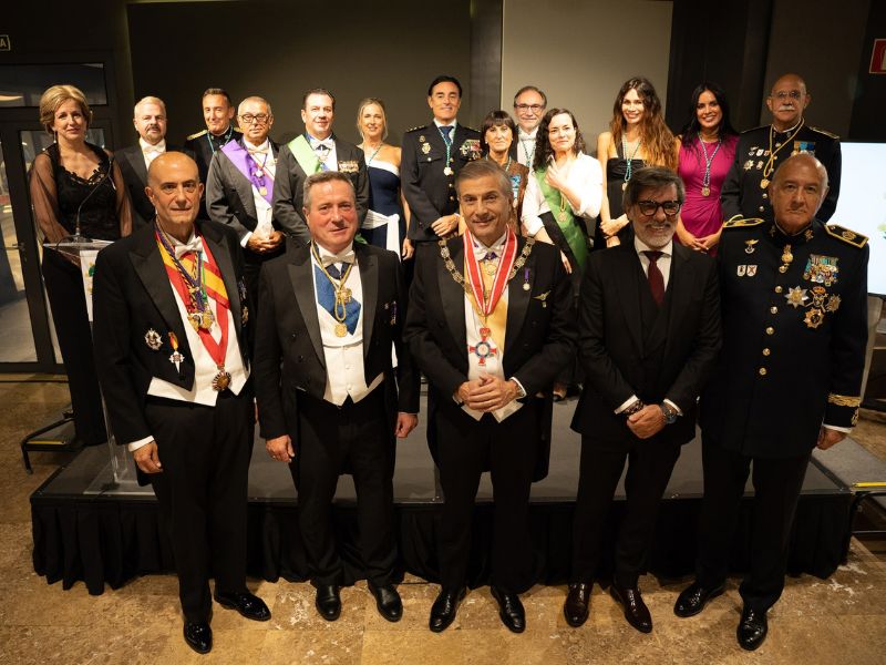 Agradecimiento público a invitados y condecorados en las distintas categorías